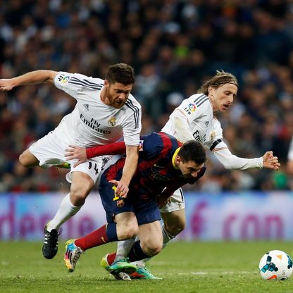 طلب مفاجئ من تشابي ألونسو لحسم مصير زميله السابق مودريتش