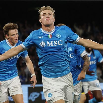 بعد إصابة سيسكو.. هل يستطيع يونايتد استعادة هويلوند من نابولي؟