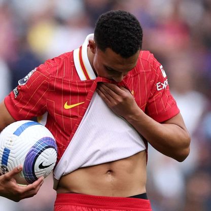 بكاء أرنولد في وداع أنفيلد الأخير.. مشهد عاطفي يهز ليفربول