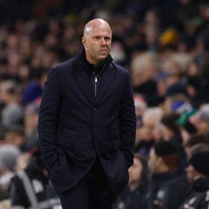 "لا يمكن إعادة كتابة التاريخ" نيفيل يفتح النار على سلوت مدرب ليفربول