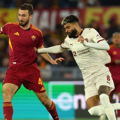 لاعب روما بريان كريستانتي يتجاوز لاعب ميتيلاند فيليب بيلينغ خلال مباراة في الدوري الأوروبي - 27 نوفمبر 2025