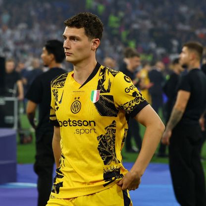 مدافع إنتر ميلان يعرض خدماته على برشلونة