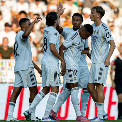 ألونسو يضبط دفاعه الأساسي ويضع ثقته في اللاعبين الجدد