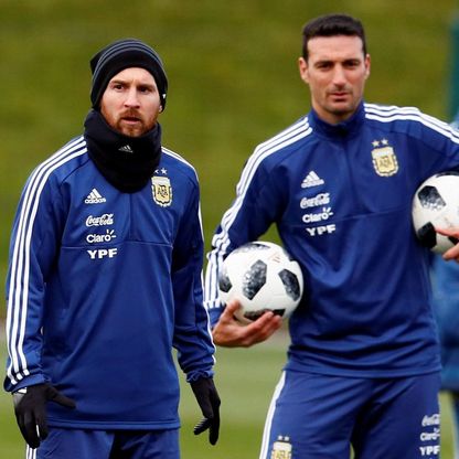 سكالوني يحسم الجدل: لن أخاطر بميسي