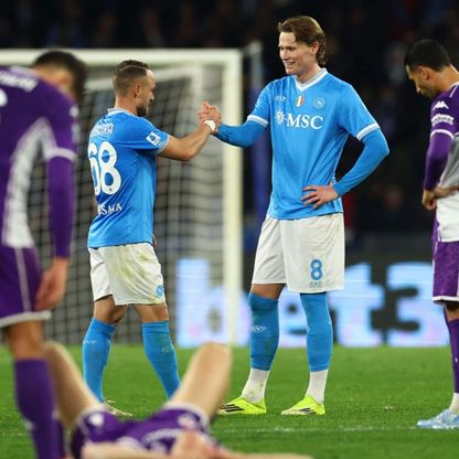 نابولي يستعيد توازنه بالفوز على فيورنتينا بعد صدمة دوري الأبطال