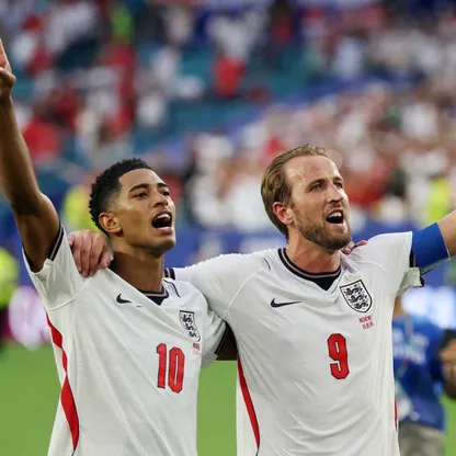 هاري كين (يمين) يحتفل مع بيلينغهام بعد فوز إنجلترا على النرويج - 11 يوليو 2026