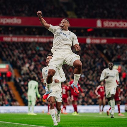 نوتنغهام يُفسد إنجاز محمد صلاح ويسحق ليفربول في أنفيلد