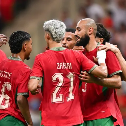 احتفال لاعبي المغرب بتسجيل هدف في مرمى الغابون بتصفيات كأس إفريقيا 2027 - 25 سبتمبر 2026