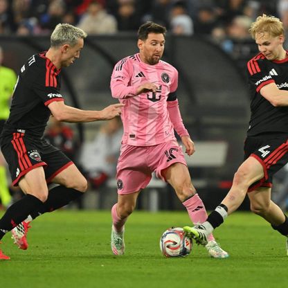 شاهد.. "لمسة سحرية" تمنح ميسي الهدف 899 ليواصل مطاردة رونالدو