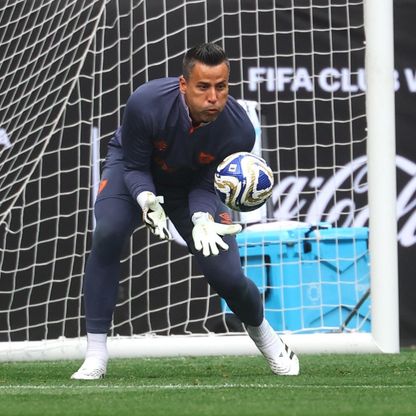 رقم أسطوري.. الحارس البرازيلي فابيو يُحطم رقم بيتر شيلتون