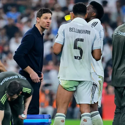 تشابي ألونسو في محادثة مع جود بيلينغهام بنصف نهائي كأس السوبر الإسباني بين ريال مدريد وأتلتيكو مدريد - 8 يناير 2026