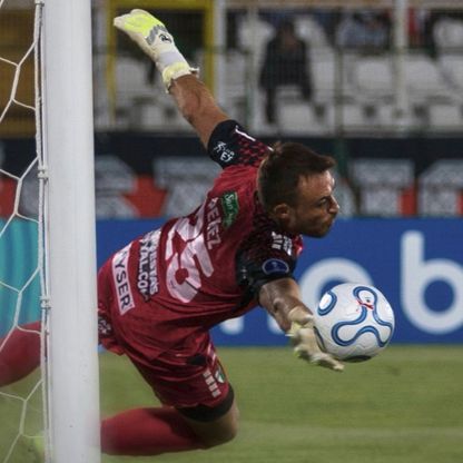 حدث تاريخي في تشيلي.. حارس يتصدى لركلة جزاء 3 مرات متتالية