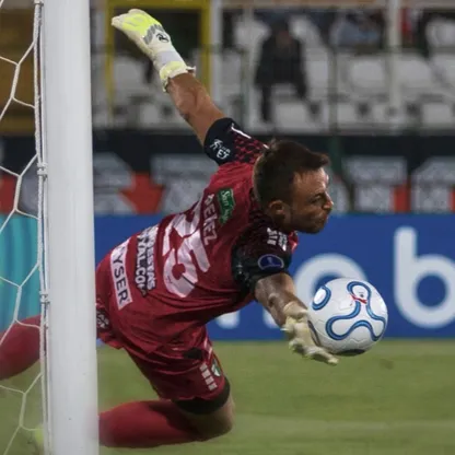 حارس مرمى باليستينو التشيلي سيباستيان بيريز ينقذ ركلة جزاء 3 مرات أمام غريميو - 30 أبريل 2026