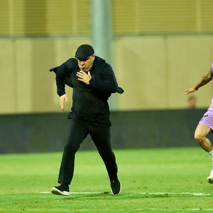 شاهد.. احتفال "جنوني" لبن زكري بعد ضمان الخلود البقاء بدوري روشن السعودي