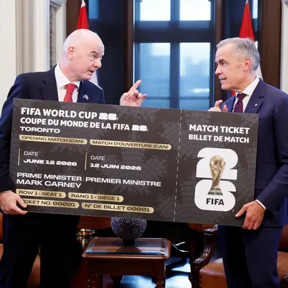 رئيس الوزراء الكندي مارك كارني ورئيس الاتحاد الدولي لكرة القدم جياني إنفانتينو يحملان تذكرة تذكارية لحضور مباراة في كأس العالم 2026 - 10 أكتوبر 2025
