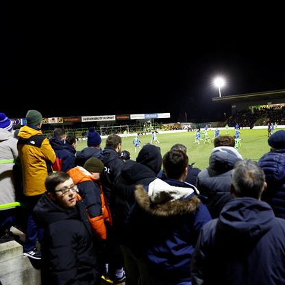 هل تعاني من الاكتئاب؟.. طبيب يعالج المرضى بحضور مباريات كرة القدم