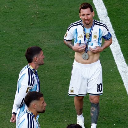 بعد الخسارة.. ليونيل ميسي يخلع قميص منتخب الأرجنتين للأبد؟