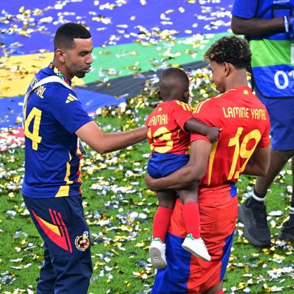 والد يامال: لم أر لاعباً إسبانياً مثله وإن أساء التصرف سأقرص أذنيه