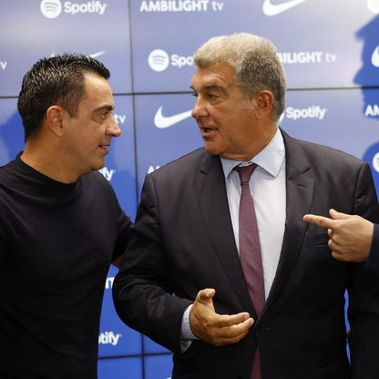 رئيس برشلونة جوان لابورتا يتوسّط المدير الرياضي للنادي ديكو والمدرب تشافي هيرنانديز - 13 سبتمبر 2023 