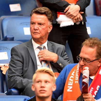 فان غال ينتظر عرضاً من إنجلترا أو ألمانيا بعد تعافيه من السرطان