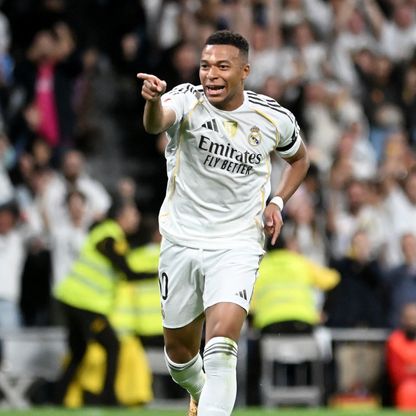 كيليان مبابي يتسلّم جائزة الـ"بيتشيتشي"