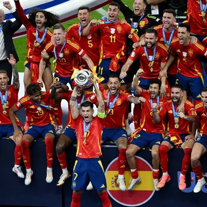 لاعبو إسبانيا يحتفلون بعد التتويج بكأس أوروبا 2024 - 14 يوليو 2024