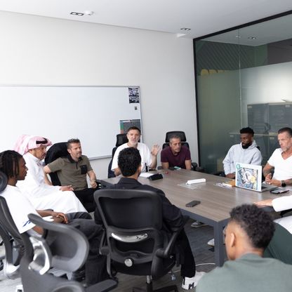 الجهاز الفني للمنتخب السعودي يجتمع مع لاعبي الهلال