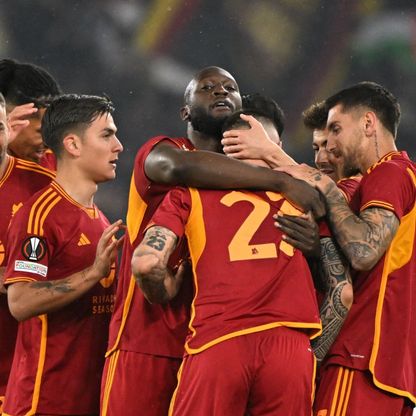 لاعبو روما يحتفلون بعد التسجيل بمواجهة ميلان في إياب ربع نهائي الدوري الأوروبي -  18 أبريل 2024