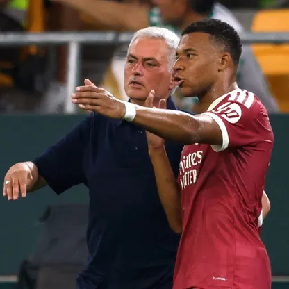 كيليان مبابي في حديث مع مدربه جوزيه مورينيو خلال مواجهة ريال مدريد وريال بيتيس - 4 سبتمبر 2026