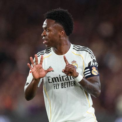 فينيسيوس يستفز جمهور برشلونة ويتقمص دور "أمين متحف" ريال مدريد