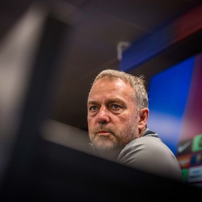 هانزي فليك يتجنب ضجة تشافي ويحذر برشلونة من سرعات نيوكاسل