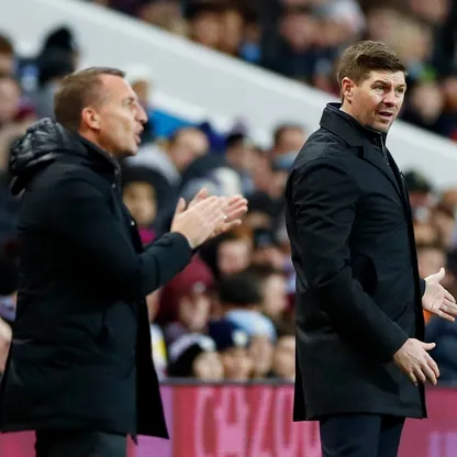 بريندان رودجرز مدرب ليستر سيتي ومنافسه ستيفن جيرارد مدرب أستون فيلا - 5 ديسمبر 2021