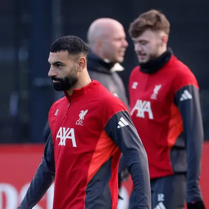 محمد صلاح خلال التدريبات استعداداً لمواجهة إنتر ميلان بدوري أبطال أوروبا وخلفه كونور برادلي والمدرب أرني سلوت - 8 ديسمبر 2025