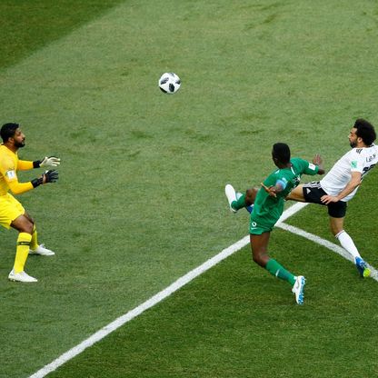 شاهد.. نجم مصري يطالب محمد صلاح بساعة "روليكس" ثمينة بعد خسارة رهان