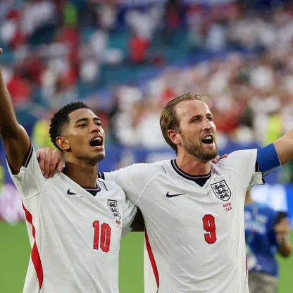 هاري كين (يمين) يحتفل مع بيلينغهام بعد فوز إنجلترا على النرويج - 11 يوليو 2026