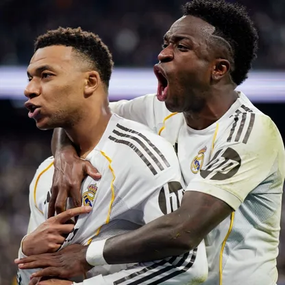 لاعب ريال مدريد كيليان مبابي يحتفل بالتسجيل مع فينيسيوس جونيور ضد رايو فايكانو  - 1 فبراير 2026