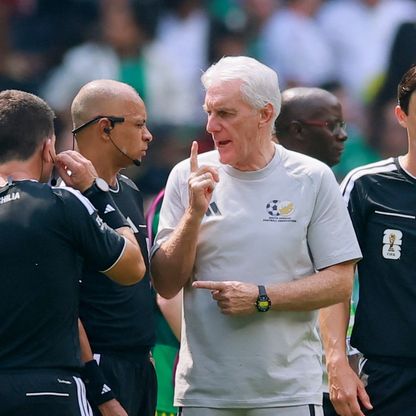 مدرب جنوب إفريقيا ينتقد قرار الحكم في البطاقة الحمراء الثانية