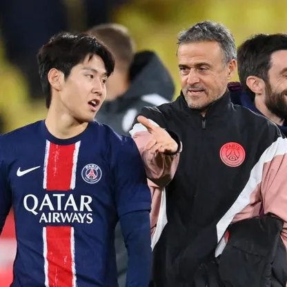 الكوري الجنوبي كانغ إن لي لاعب باريس سان جيرمان رفقة المدرب لويس إنريكي بعد الفوز على موناكو في الدوري الفرنسي - 18 ديسمبر 2024