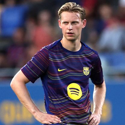 دي يونغ ينتقد إقامة مباراة برشلونة وفياريال في ميامي