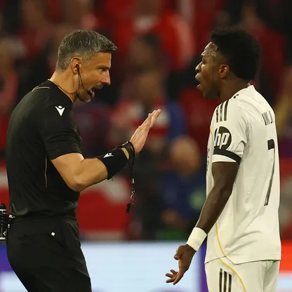 الحكم سلافكو فينتشيتش يتحدث مع فينيسيوس جونيور خلال مواجهة ريال مدريد وبايرن ميونيخ في إياب ربع نهائي دوري أبطال أوروبا - 15 أبريل 2026