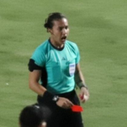 شاهد.. لاعب كولومبي يصفع حكمة بعد إشهارها بطاقة حمراء في وجهه