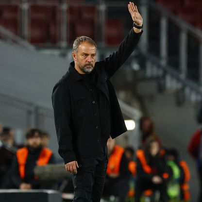 فليك يهنئ لاماسيا ويثير الغموض حول مستقبل قائد برشلونة