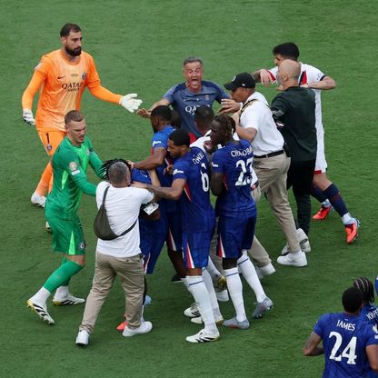 لويس إنريكي يشتبك مع مهاجم تشيلسي ويطرحه أرضاً