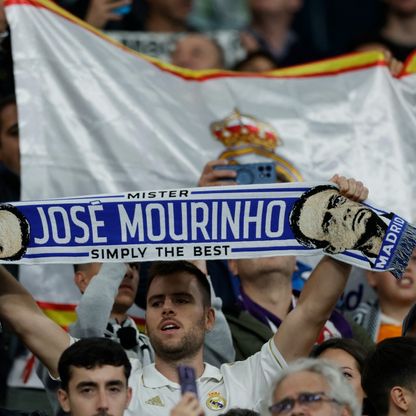 جمهور ريال مدريد يهتف ضد تيباس ويرسم كلمة "نيغريرا" بلوني برشلونة