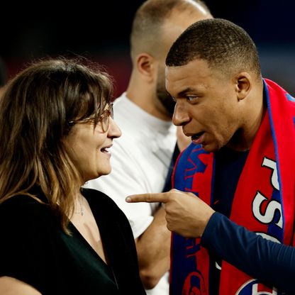 فاقد للاستقلالية.. نجم فرنسي ينتقد مبابي بسبب سطوة والدته