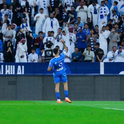 الهلال يهزم التعاون بثلاثية ويضع يداً على لقب الدوري