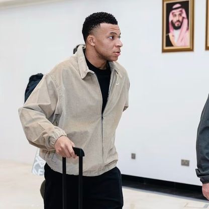 "السلام عليكم يا سعودية".. كيليان مبابي يصل جدة قبل كلاسيكو السوبر