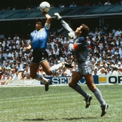 عرض قميص الحارس شيلتون من مباراة "يد الله" للبيع بمزاد علني