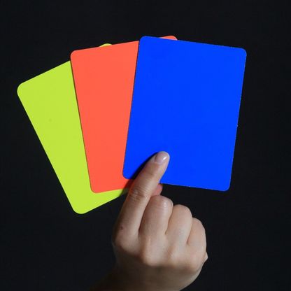 ما هي البطاقة الزرقاء التي سيعتمدها الفيفا في المباريات؟