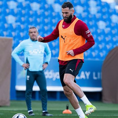 كريم بنزيما "بالأحمر" في أول مران مع الهلال.. من أول ضحاياه؟